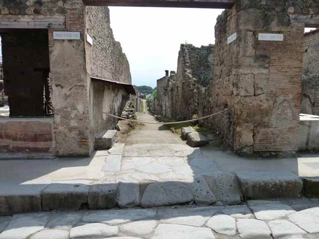 Pompeii Street Altar at I.8.1. May 2010. Street altar on east side of Vicolo dell’Efebo. Looking south from Via dell’Abbondanza. In 1912 the Vicolo dell’Efebo was excavated for a short distance only. On the west side of insula I.8 (the east side of the Vicolo dell’ Efebo) a painting of a long serpent was found. It was winding in coils towards what they believed might be a central altar with a second serpent on the other side. This would mean a painting of around 10 metres in length if this were found to be the case when it was fully excavated. To the left the wall had painted panels (then no longer visible), divided in the middle by a thin garland, and under these was a long seat covered with cocciopesto. See Notizie degli Scavi di Antichità, 1912, p. 184.