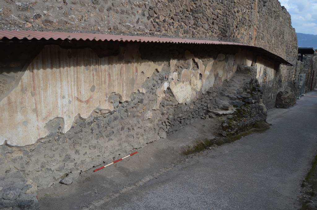 Pompeii Street Altar at I.8.1. October 2018. Looking south along street altar on east side of Vicolo dell’Efebo.
Foto Taylor Lauritsen, ERC Grant 681269 DÉCOR.