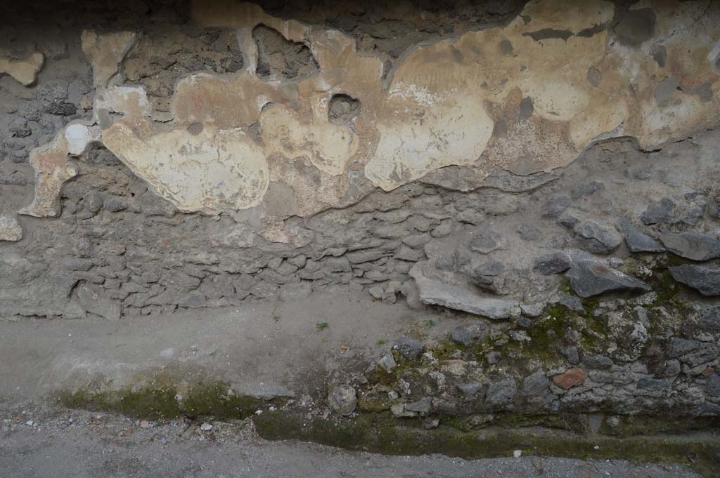 Pompeii Street Altar at I.8.1. October 2018.
Remains of painting immediately to north of ramp to altar. This used to show more coils of the serpent.
Foto Taylor Lauritsen, ERC Grant 681269 DÉCOR.