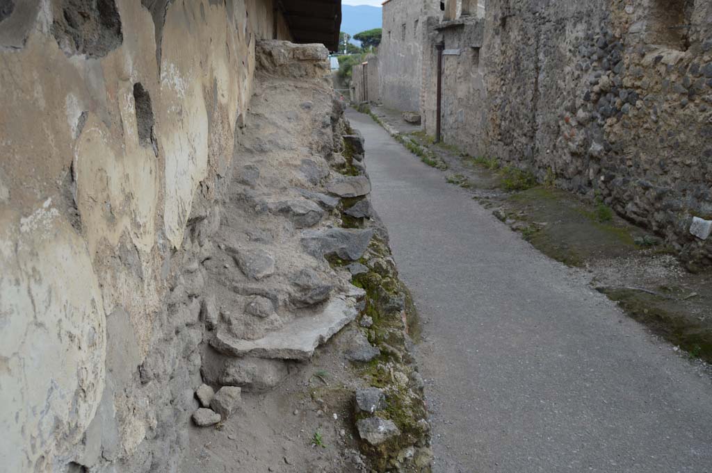 I.8.1 Pompeii. October 2018. Looking south along ramp with altar, on east side of Vicolo dell’Efebo.
Foto Taylor Lauritsen, ERC Grant 681269 DÉCOR.