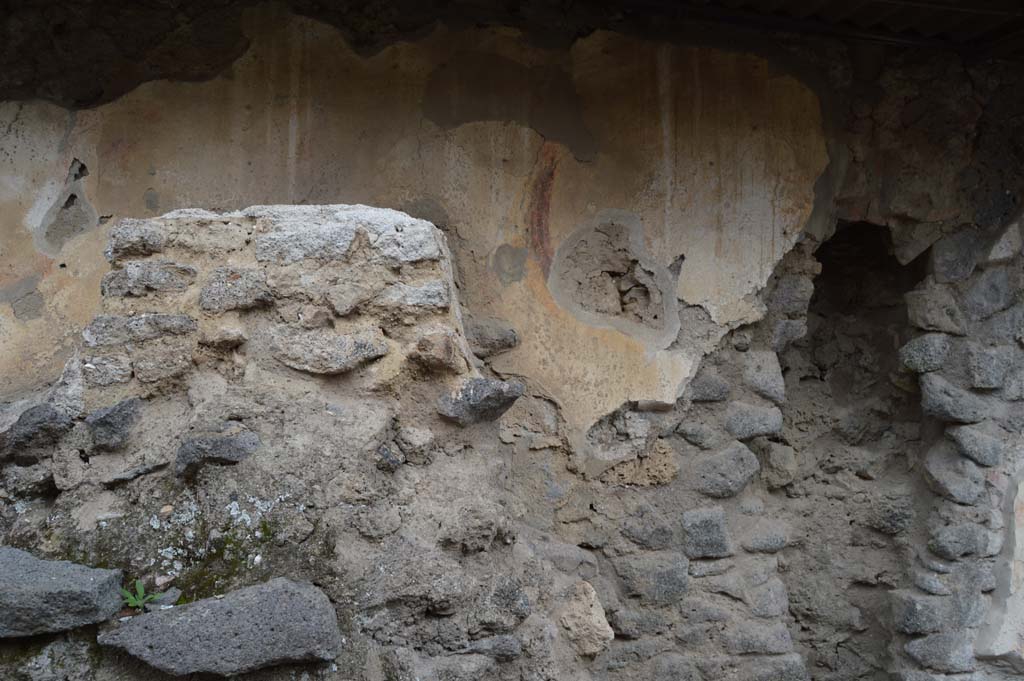 Pompeii Street Altar at I.8.1. October 2018.
Looking east towards west exterior side of altar at top of ramp, and detail of painted serpent’s coil.
Foto Taylor Lauritsen, ERC Grant 681269 DÉCOR.