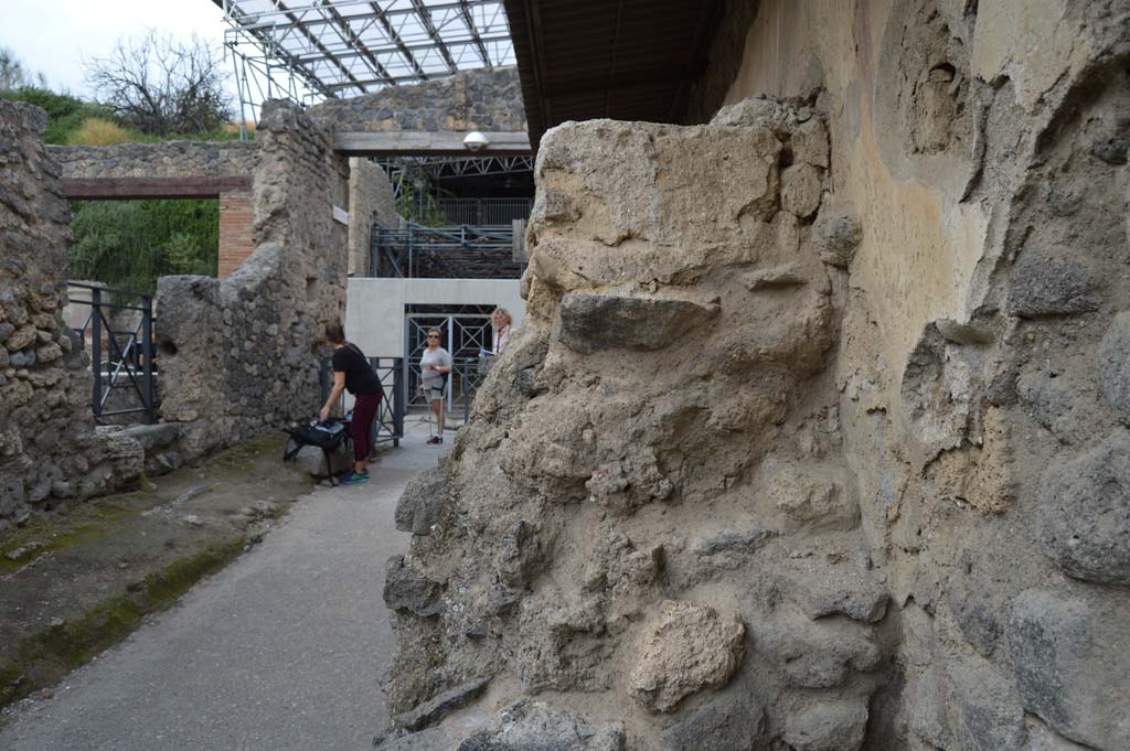 I.8.1 Pompeii. October 2018. Looking north towards altar on top of ramp, on east side of Vicolo dell’Efebo.
Foto Taylor Lauritsen, ERC Grant 681269 DÉCOR.