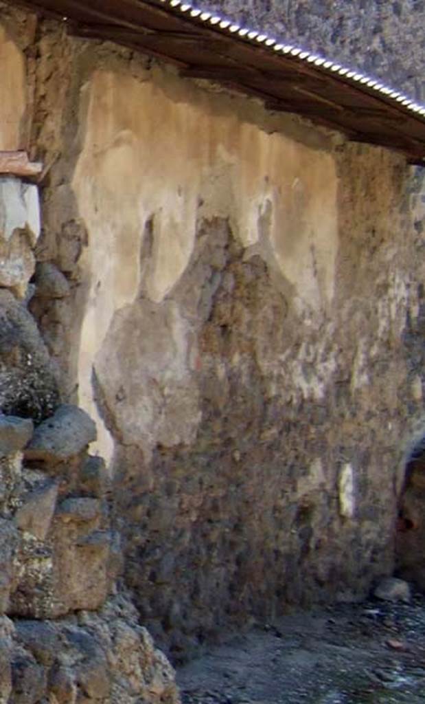 Pompeii Street Altar at I.8.1. September 2005.
Remains of painting of second serpent to south of altar.