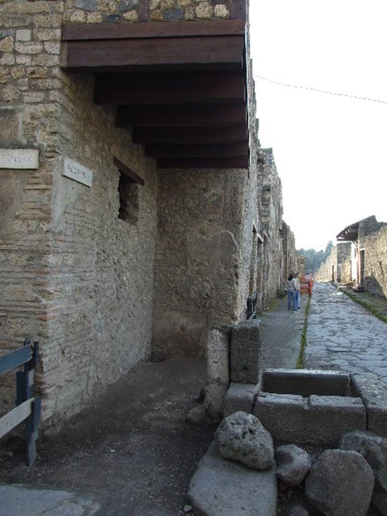 I.10.1 Pompeii. December 2006. Public fountain with compitum. According to Liselotte Eschebach, this was a public fountain with compitum. See Eschebach, L., 1993. Geb�udeverzeichnis und Stadtplan der antiken Stadt Pompeji. K�ln: B�hlau. (p.51). Nothing is recorded by Boyce, Fr�hlich or Giacobello.