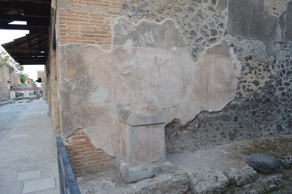 Pompeii, street altar on west side wall of I.11.1, May 2006. Painting above street altar. Two large Lares were on the sides of a painted altar. 
Each held a cornucopia and a situla (bucket). A serpent coiled around the painted altar with its head in the fiery offering. A garland was above each and one hung down each side. See Fröhlich, T., 1991. Lararien und Fassadenbilder in den Vesuvstädten. Mainz: von Zabern. (F7, Taf 53,1).
See Ragghianti, C.L., 1963. Pittori di Pompei. Milano: Edizioni del Milione.  (Plate 86).
