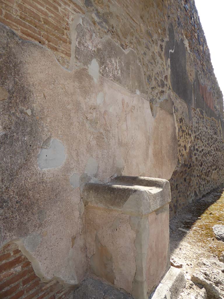 Painting above street altar on west side wall of I.11.1. December 2006. 
