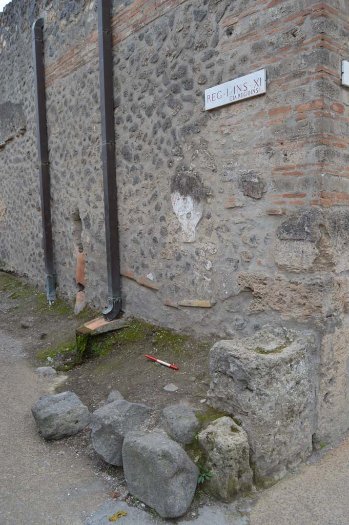 I.11.7 Pompeii. October 2018. Street altar on north-east corner of insula.
Foto Taylor Lauritsen, ERC Grant 681269 D�COR.
