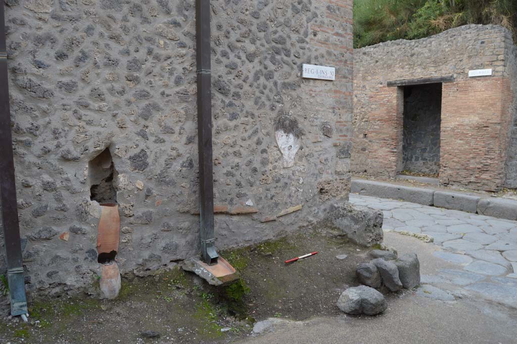 I.11.7 Pompeii. October 2018. Street altar at corner of Vicolo delle Nave Europa and junction with Via dell�Abbondanza, on right.
Foto Taylor Lauritsen, ERC Grant 681269 D�COR.

