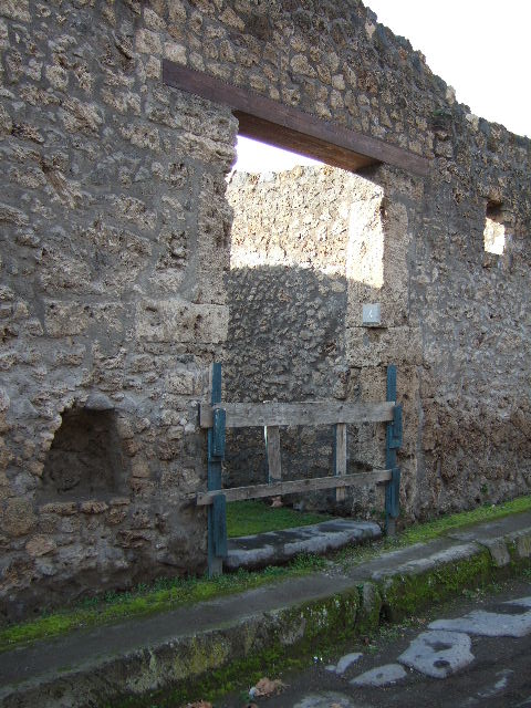 Street altar at I.14.4, on exterior wall on south side of entrance doorway. December 2005.