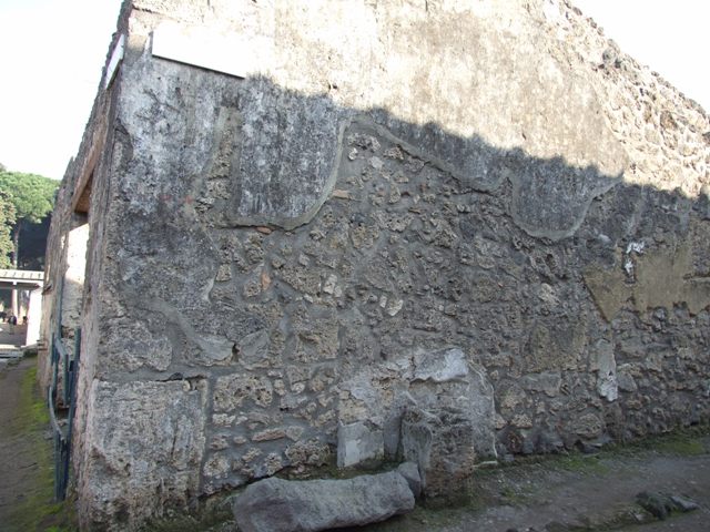 Pompeii. December 2005. Street altar west of I.14.8 on Vicolo dei Fuggiaschi.