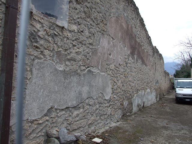 Plaster on side wall of I.16.4. December 2006. Was this the site of the street altar?