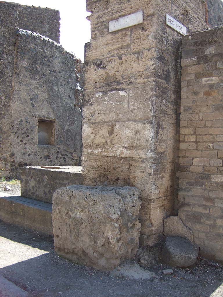 Street altar outside II.2.1 on Via dell�Abbondanza, September 2005.
According to Fr�hlich (from the only source - Spinazzola), in front of the wall stood a white plastered masonry altar.
Above this, the remains of an older painting were visible through a newer lime layer.
This showed five figures, probably the vicomagistri and a tibicen, and a tablet with illegible names.
See Fr�hlich, T., 1991. Lararien und Fassadenbilder in den Vesuvst�dten. Mainz: von Zabern. (F17, p. 312).

