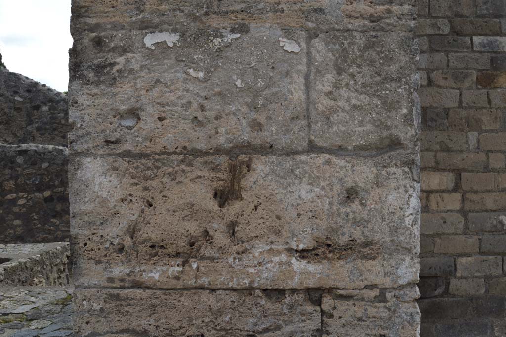 Street altar outside II.2.1 Pompeii. October 2018. Detail from pilaster on west side of entrance doorway, site of an original painting with five figures.
Foto Taylor Lauritsen, ERC Grant 681269 D�COR.


