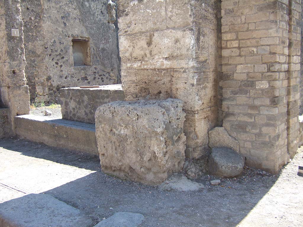 Street altar outside II.2.1 on Via dell�Abbondanza, September 2005.