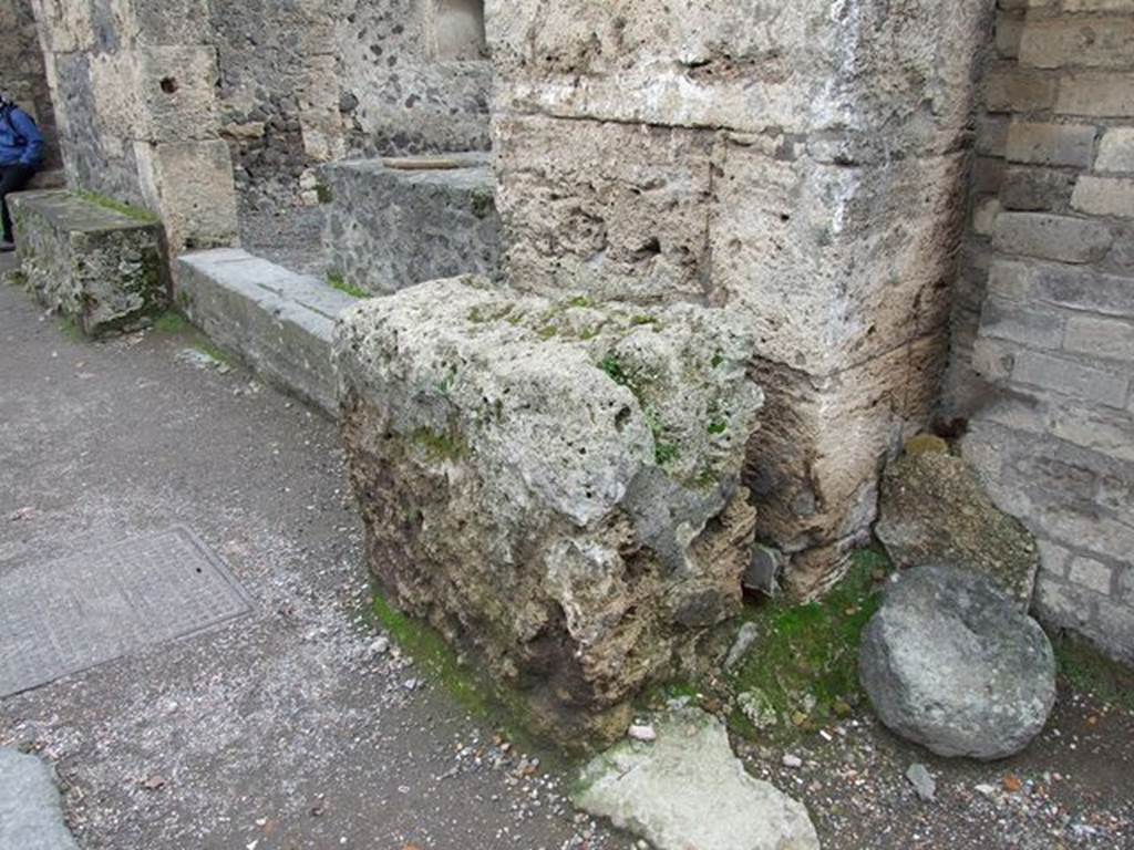 Street altar outside II.2.1 on Via dell�Abbondanza, December 2007.