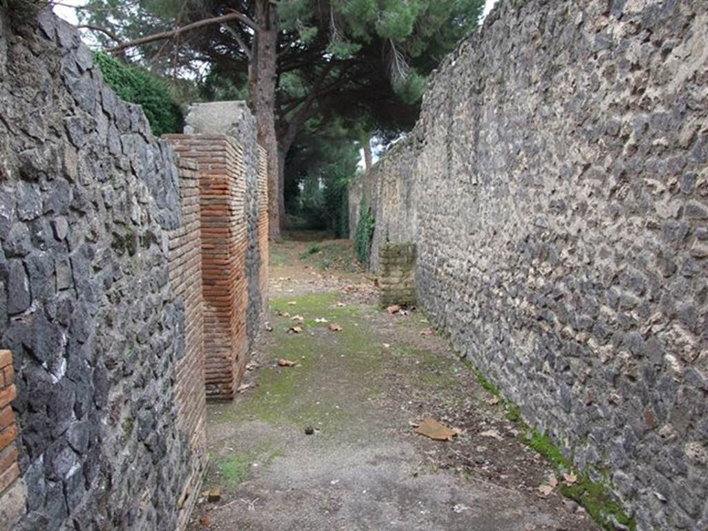 II.7.9a, on left, Pompeii. December 2006. Eschebach identified a street altar 12 metres from south-east corner of Insula 9, on rear wall. See Eschebach, L., 1993. Geb�udeverzeichnis und Stadtplan der antiken Stadt Pompeji. K�ln: B�hlau. (p.100)