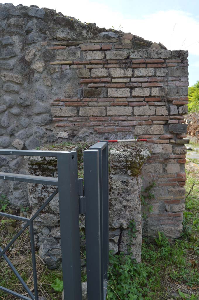 III.10.6 Pompeii. October 2018. Looking west to street altar.
Foto Taylor Lauritsen, ERC Grant 681269 D�COR
