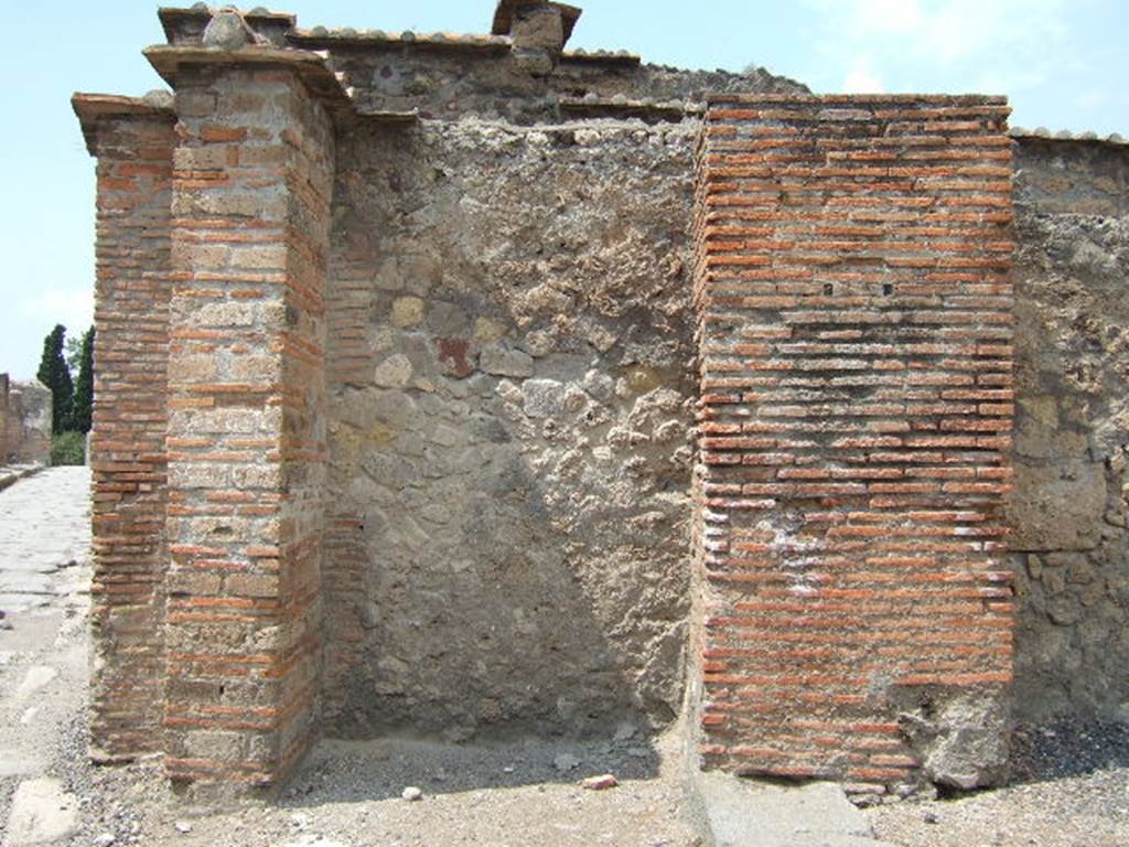 VI.1.13 possible site of street shrine. December 2005. Looking east from entrance.
