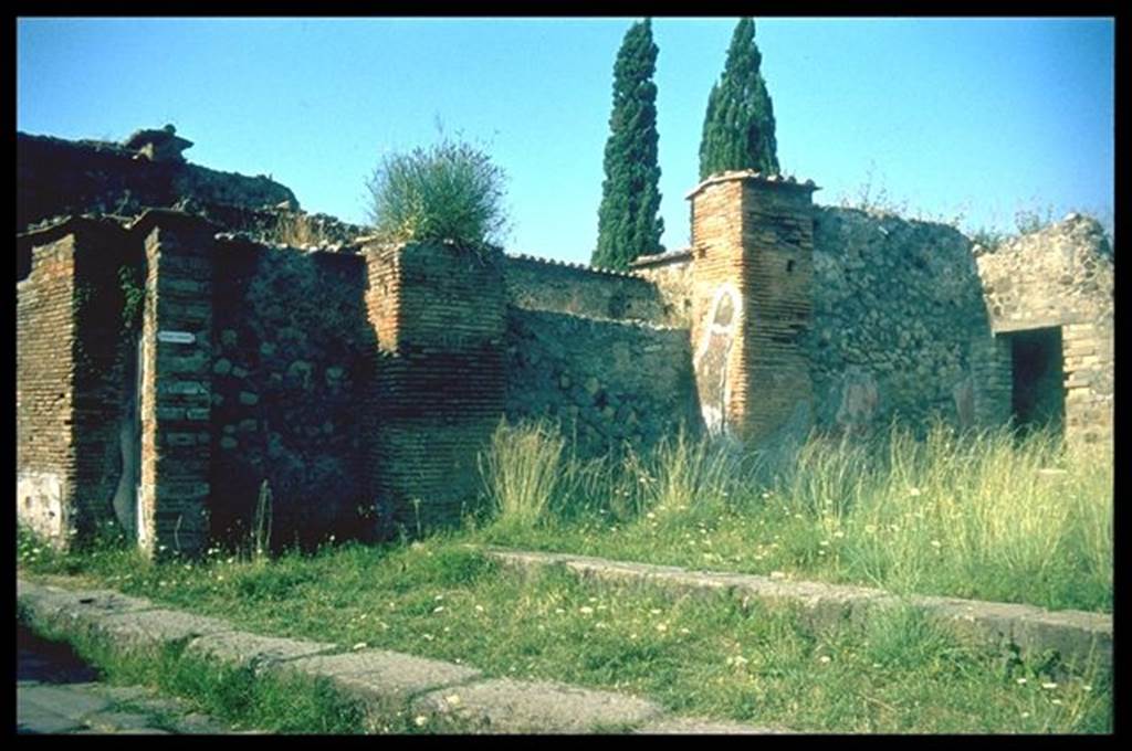 VI.1.13 Pompeii.  North wall, and possible site of street altar.  Photographed 1970-79 by G�nther Einhorn, picture courtesy of his son Ralf Einhorn.
