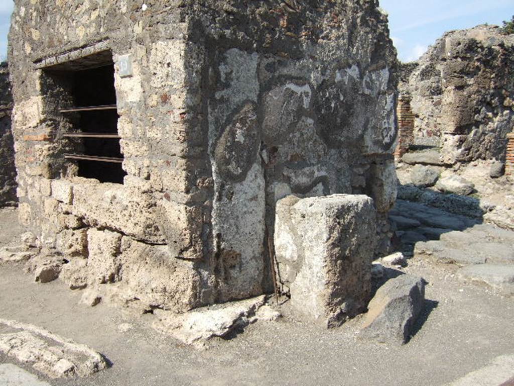 Pompeii. Street shrine at VI.1.19, looking north-east. September 2005.
Street shrine at side of deep well. A lararium painting was above the altar, on the south side of the deep well.