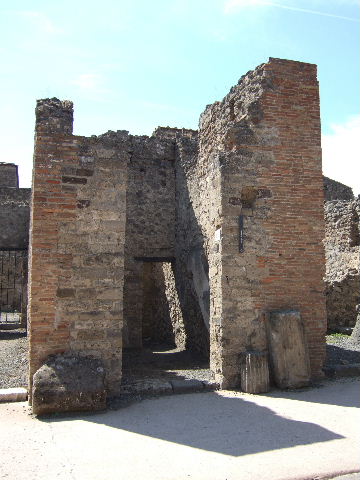 VI.8.14 Pompeii. Bottega del Barbiere. Entrance. September 2005.
According to Liselotte Eschebach this may be a Sacrarium Compitale.
See Eschebach, L., 1993. Gebäudeverzeichnis und Stadtplan der antiken Stadt Pompeji. Köln: Böhlau. (p.185)
