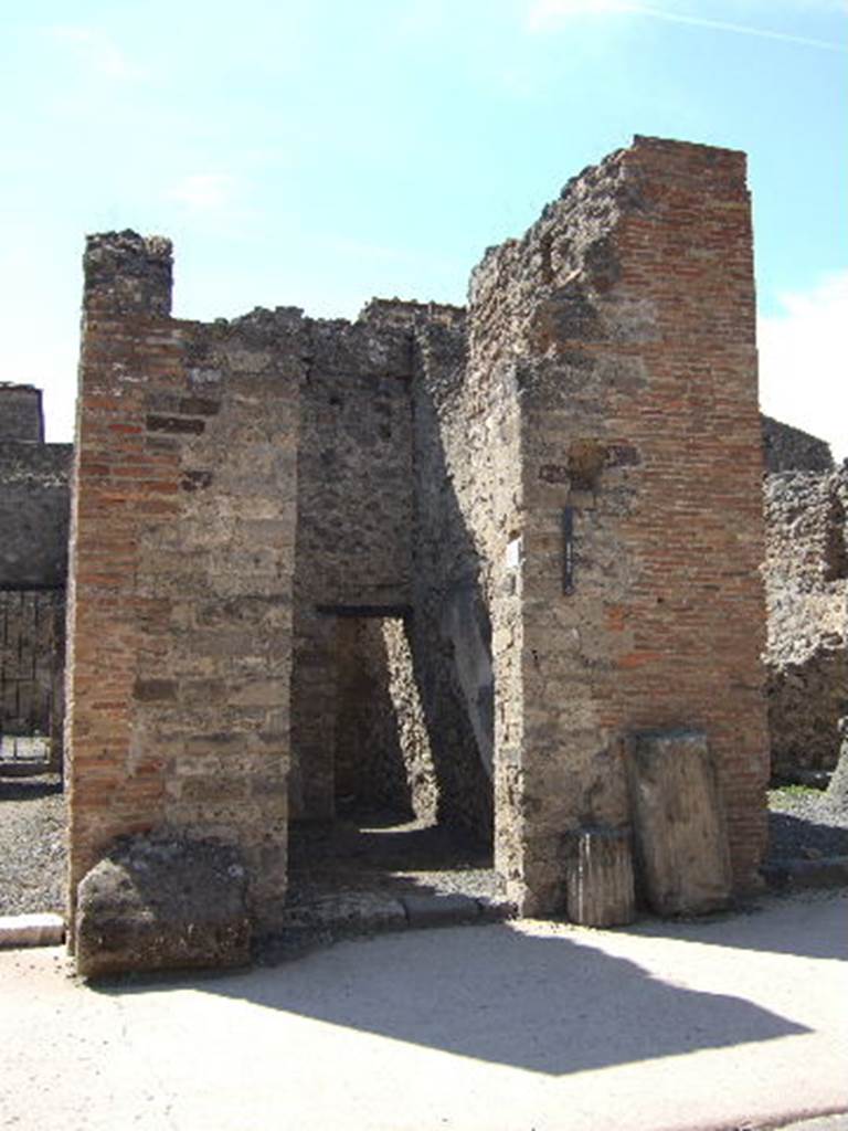 VI.8.14 Pompeii. Bottega del Barbiere. Entrance. September 2005.
According to Liselotte Eschebach this may be a Sacrarium Compitale.
See Eschebach, L., 1993. Gebäudeverzeichnis und Stadtplan der antiken Stadt Pompeji. Köln: Böhlau. (p.185)