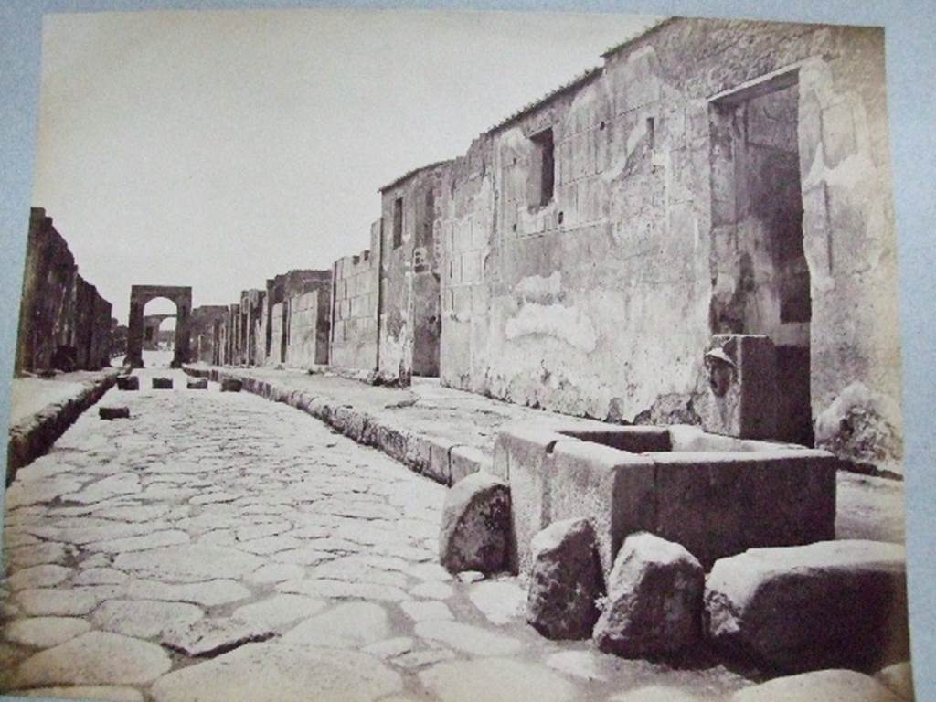 VI.10 Pompeii.Via di Mercurio, looking south.            Fountain VI.8.24
Old undated photograph courtesy of the Society of Antiquaries, Fox Collection.
According to Eschebach, this fountain was situated in front of a painted street shrine showing the sacrifice of a bull victim.See Eschebach, L., 1993. Geb�udeverzeichnis und Stadtplan der antiken Stadt Pompeji. K�ln: B�hlau. (p.188)

