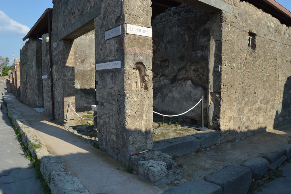 VII.1.42, Pompeii, on right. October 2018. 
Looking south-east towards street altar and niche in pilaster at junction between Via degli Augustali, on left, and Vicolo del Lupanare, on right.
Foto Taylor Lauritsen, ERC Grant 681269 D�COR.
