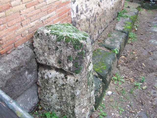 Street altar at VII.3.33, Pompeii. December 2005. South side of street altar.