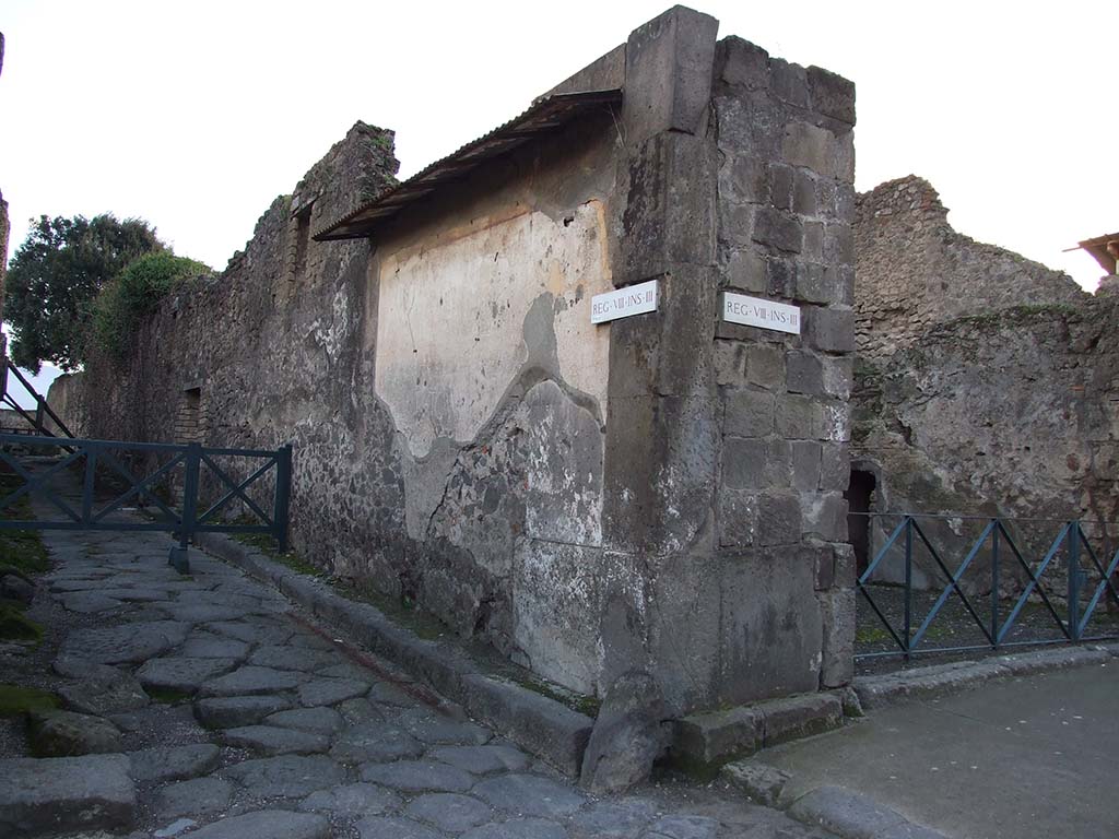 Looking south along painted street shrine to twelve gods.
On corner of Vicolo dei 12 Dei and Via dell’ Abbondanza at VIII.3.11 in December 2006.