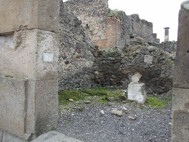 VIII.4.24 Pompeii. Street altar. September 2005. Altar in middle of west wall.