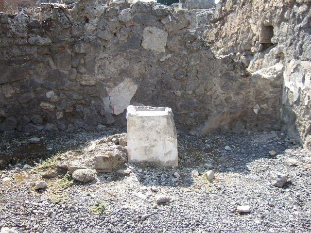 VIII.4.24 Pompeii. Street altar. December 2006. Niche in north wall for statue.