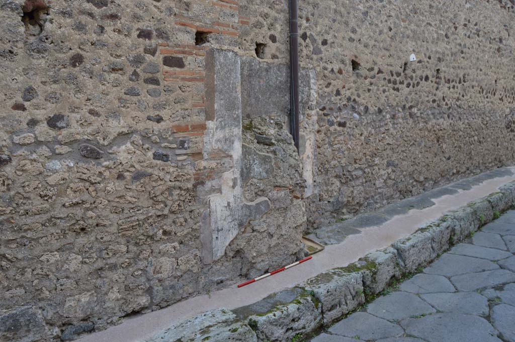 IX.2.19, Pompeii. October 2018. Looking north along west wall on Vicolo di Tesmo, with painted street shrine, in centre.
Foto Taylor Lauritsen, ERC Grant 681269 D�COR.
