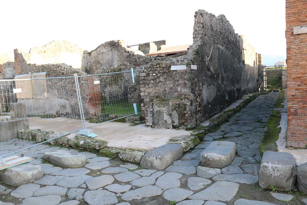 IX.8.1 Pompeii. December 2018.
Street altar on east side of corner on Via di Nola, with junction with Vicolo del Centenario, looking south. Photo courtesy of Aude Durand.
