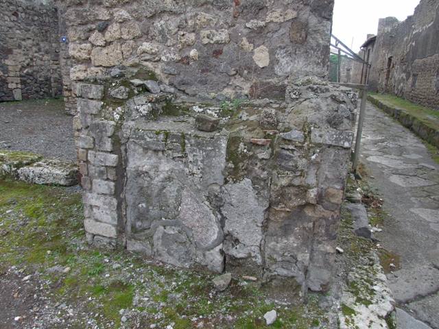 IX.8.1 Pompeii. May 2010. Detail of front north façade from the west end.