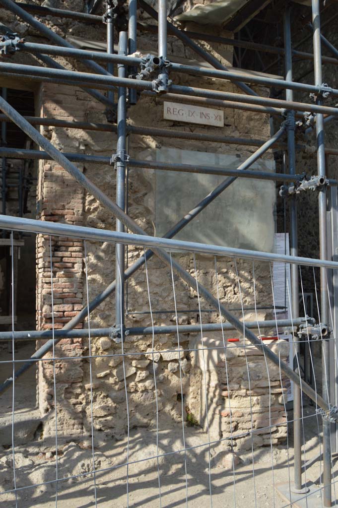 Street altar outside IX.12.7 Pompeii. October 2018. Looking north on Via dell�Abbondanza.
October 2018.Foto Taylor Lauritsen, ERC Grant 681269 D�COR.
