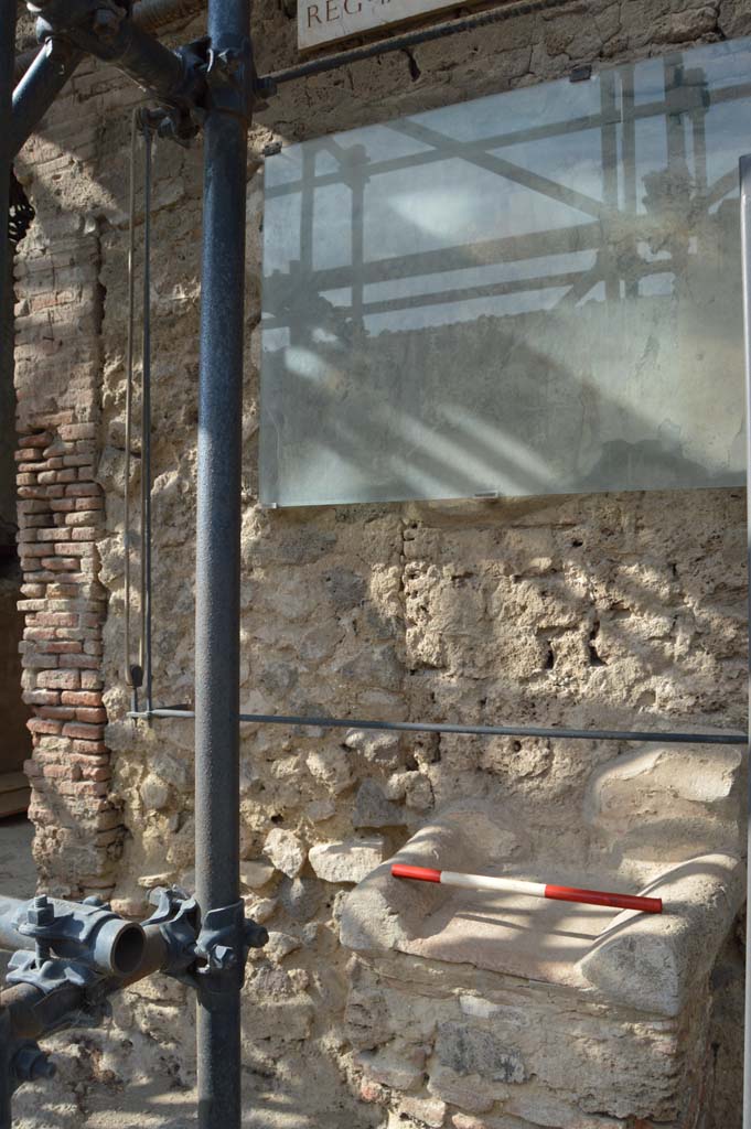 Street altar outside IX.12.7. October 2018. Remains of painted shrine above altar.
Foto Taylor Lauritsen, ERC Grant 681269 D�COR.

