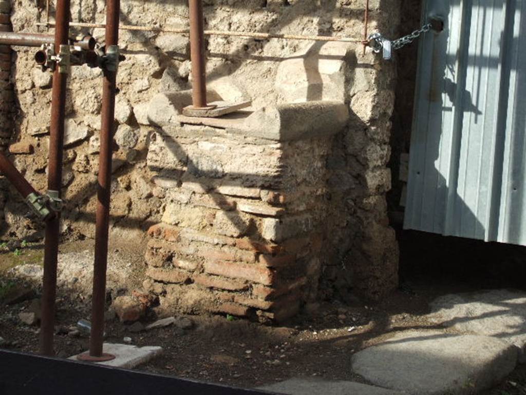 Street Altar outside IX.12.7. December 2005. South and east sides. According to Fr�hlich all three sides were originally decorated. On the east side in the middle were three suspended sausages, on the left a basin of coals and on the right a sausage on the spit. On the South side to the left was a pig's head in profile and to the right was an older, translucent pig�s head. See Fr�hlich, T., 1991. Lararien und Fassadenbilder in den Vesuvst�dten. Mainz: von Zabern. (p. 339, F71, T: 58,2). 
