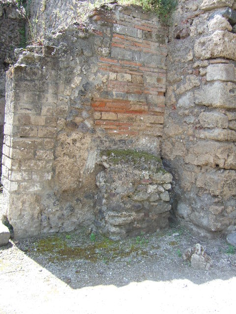 Street altar at IX.14.1, December 2005. Looking south.