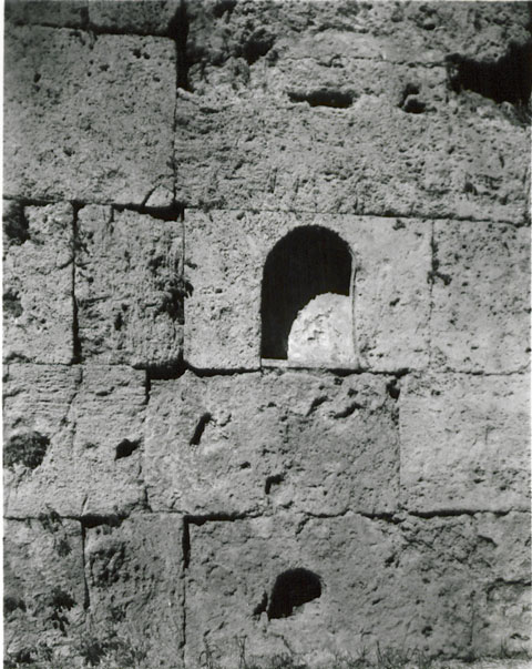 Pompeii  Porta di Stabia or Stabian Gate. May 2006. East side. Niche.  Fiorelli states that the niche had a covered inner of stucco, it had at the bottom graffiti in large letters PATRVA, name of Minerva, whose image without doubt was placed here for protection of the Gate. See Pappalardo, U., 2001. La Descrizione di Pompei per Giuseppe Fiorelli (1875). Napoli: Massa Editore. (p.32).