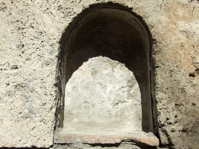 The two niches and area excavated in red.
