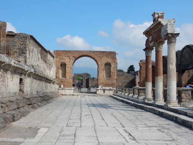 Arch at North East End of the Forum. September 2005. West side.