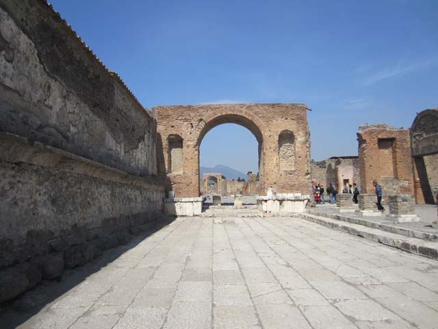 Arch at North East End of the Forum. September 2005. Remains of marble on east side of arch.