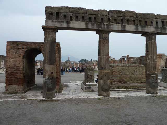 Arched monument at south end of Forum. May 2005. South side, looking north.