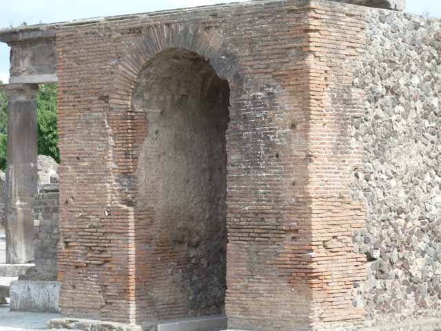 Arched monument at south end of Forum. September 2005. Looking west along south side of Forum past thenorth side of the arched monument.