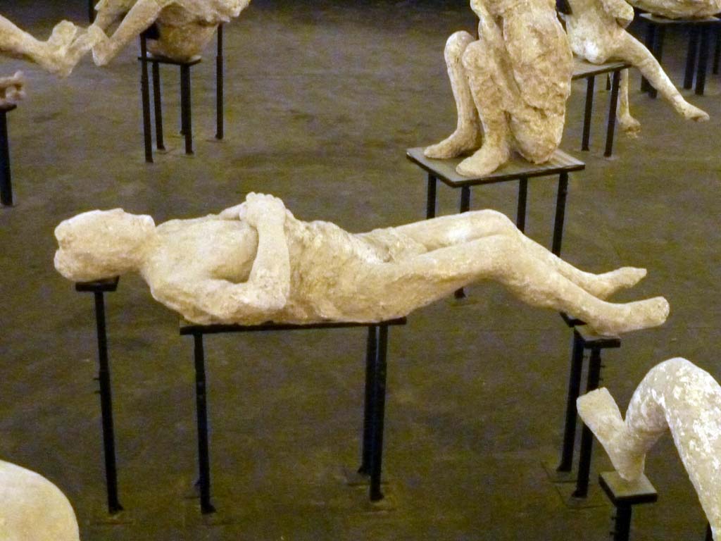Pompeii Stabian Gate. September 2015. Side view of plaster cast of supine man, numbered 13.
Exhibits from the Summer 2015 exhibition in the amphitheatre.