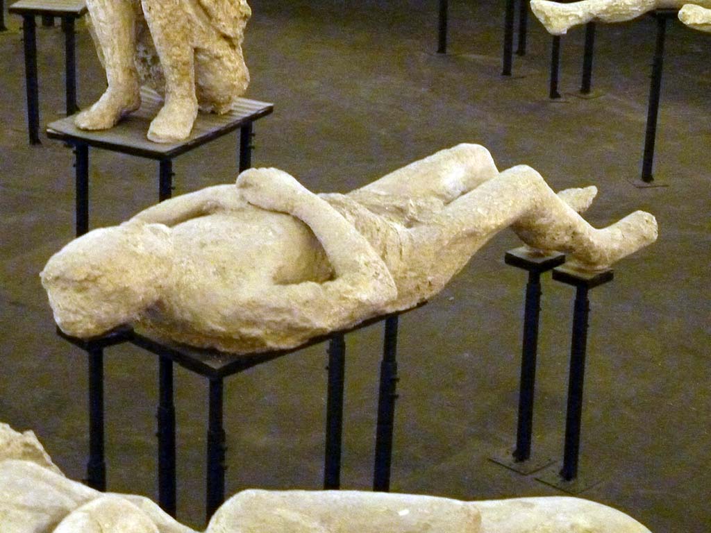 Pompeii Stabian Gate. September 2015. Plaster cast of supine man, victim number 13.
Exhibit from the Summer 2015 exhibition in the amphitheatre.