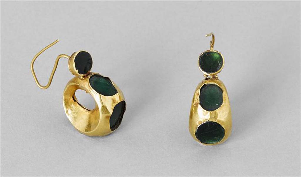 Victim 16. Villa della Pisanella, Boscoreale. Gold earrings with green (glass according to Louvre) inserts found next to victim 16.
Now in the Louvre. Inventory numbers BJ408 and BJ409. Photo © RMN-Grand Palais (musée du Louvre) / Tony Querrec.