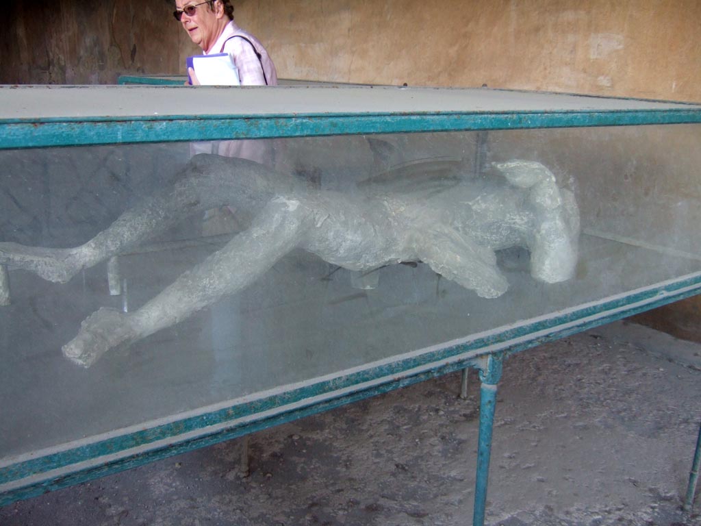 Victim 24. May 2006. I.6.2 Pompeii. Plaster cast of victim number 24 found in the vicolo between I.6 and I.10, south of the eastern section of the wall of I.6.2 the Casa del Criptoportico in May 1915.
See Notizie degli Scavi di Antichità, 1915, p.288.
