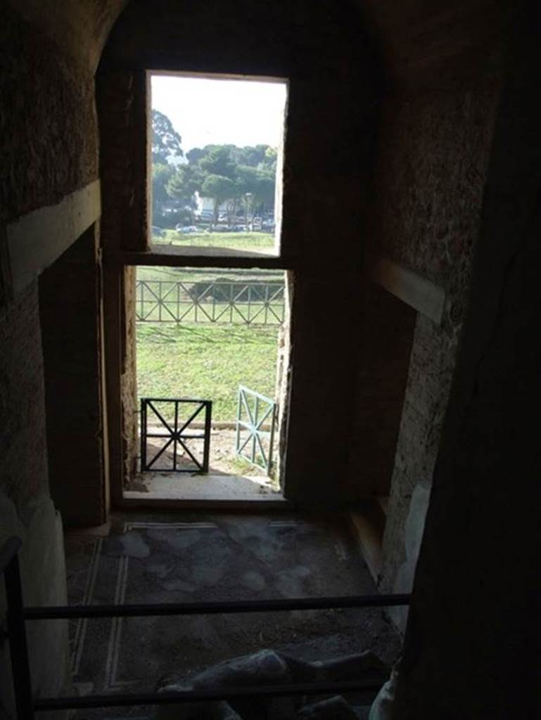 VII.16.17-22 Pompeii. December 2007. Looking out from staircase, onto a garden area.
A plaster cast of a victim is still at the foot of the stairs.